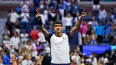 Alcaraz festejando al terminar el partido