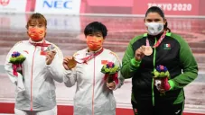 Rosa Carolina Castro muestra con orgullo su presea junto a sus rivales