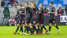 Jugadores de Croacia festejan el gol