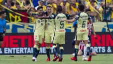 Jugadores de América festejando un gol en contra de Chivas