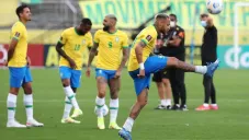 Neymar controla un balón