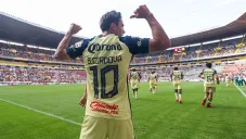 Sebastián Córdova festeja un gol con América
