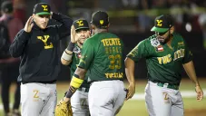 Jugadores de Leones de Yucatán celebran tras una carrera