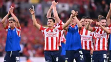 Jesús Sánchez junto con la plantilla de Chivas