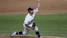 Julio Urías durante un partido con los Dodgers