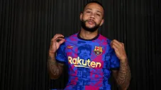 Memphis Depay posa con la nueva camiseta del Barcelona