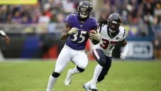 Gus Edwards durante un partido con los Ravens