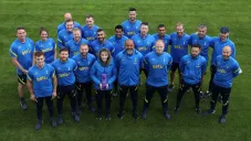 Nuno Espirito Santo posa con el cuerpo técnico y el reconocimiento de la Premier League