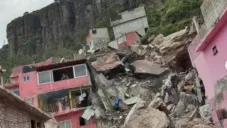Toneladas de escombro en las faldas del cerro del Chiquihuite
