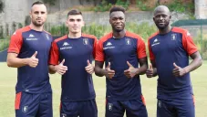 Johan Vásquez con sus nuevos compañeros durante un entrenamiento