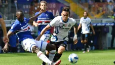 Omar Colley del Sampdoria pelea el balón frente a Lautaro Martínez del Inter