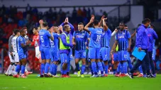 Jugadores de Cruz Azul se saludan en el Azteca