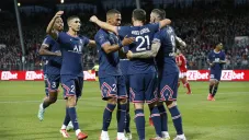 Jugadores de PSG festejan un gol