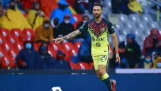 Miguel Layún en un partido con América