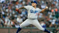 Julio Urías durante un partido con Dodgers