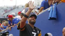 Ben Roethlisberger saluda a los fans en el partido vs Bills