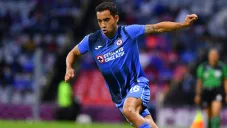 Adrián Aldrete durante un duelo con Cruz Azul