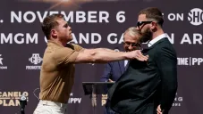 Canelo Álvarez empujando a Caleb Plant