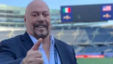 Enrique Bermúdez en un estadio de futbol