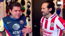 Van Rankin y José Ron posando con las playeras de sus equipos