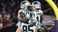 Jugadores de Carolina festejan una anotación contra Texans