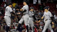 Los jugadores de los Yankees festejando al terminar el partido