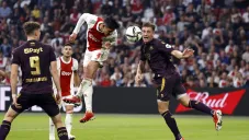 Edson Álvarez remata a gol