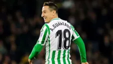 Guardado en un partido con el Betis