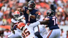Justin Fields en acción ante Cleveland
