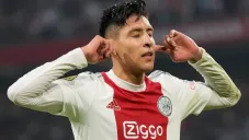 Edson Álvarez en un partido con el Ajax