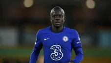 N'golo Kanté durante un duelo con el Chelsea
