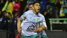 Ángel Mena festeja un gol con León