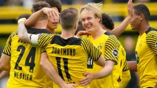 Jugadores del Dortmund festejan un gol