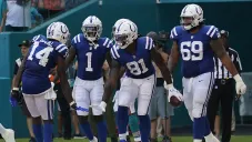 Jugadores de los Colts festejan un TD