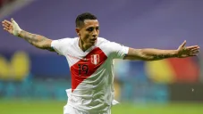 Yoshimar Yotún en un partido con Perú