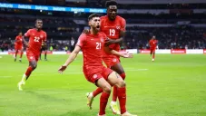 Osorio y Davies festejando el gol a favor de Canadá ante México