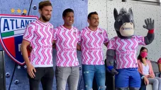 Jugadores del Atlante posan con la nueva camiseta