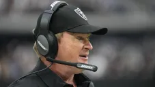 Jon Gruden en acción con los Raiders
