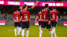 Jugadores de Chivas en festejo