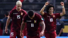 Futbolistas venezolanos festejando un gol a favor