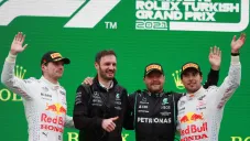 Checo festeja en el podio