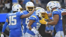 Jugadores de Chargers festejan un TD