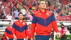 Sergio Flores sale a la cancha con las Chivas