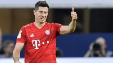 Robert Lewandowski durante un duelo con el Bayern Munich