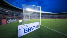 Dentro de la cancha del Estadio Corregidora