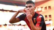 Johan Vásquez celebrando su primer gol con el Genoa