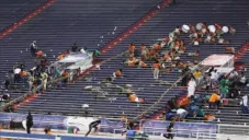 Espectadores resguardándose en el Ladd-Peebles Stadium