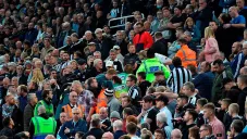 Aficionado es atendido en el Newcastle vs Tottenham