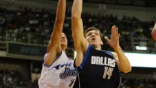 Eduardo Nájera disputa el balón en un juego en México