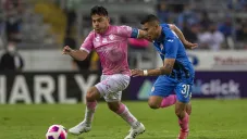 Aldo Rocha disputa el balón con Orbelín Pineda